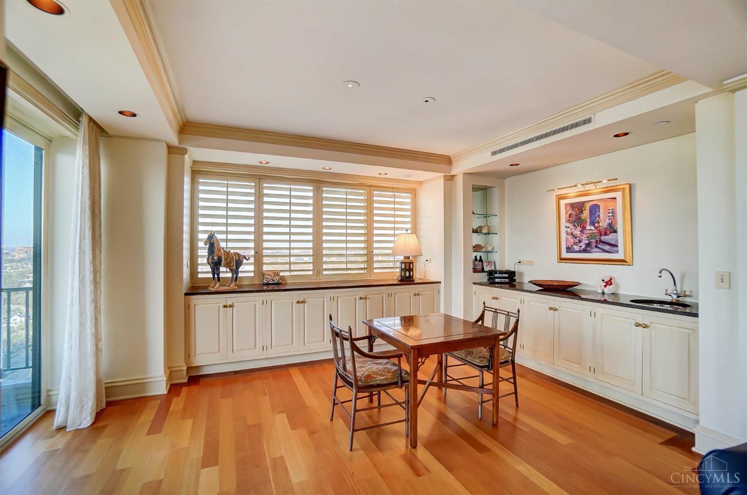 1201 Edgecliff Place 1210