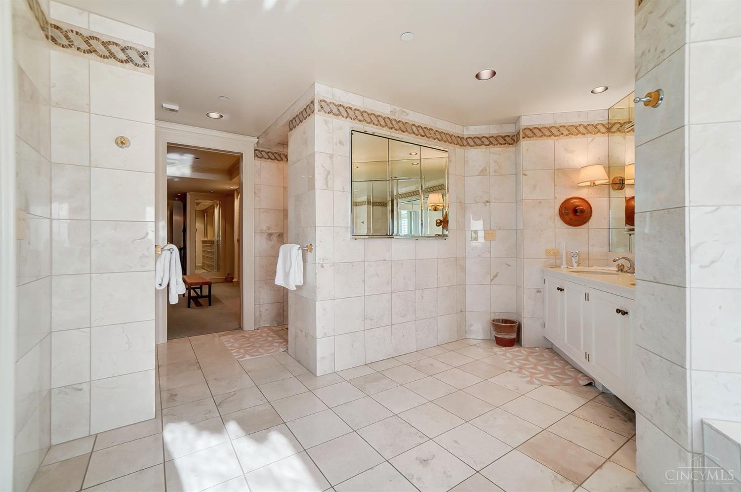 1201 Edgecliff Place 1210