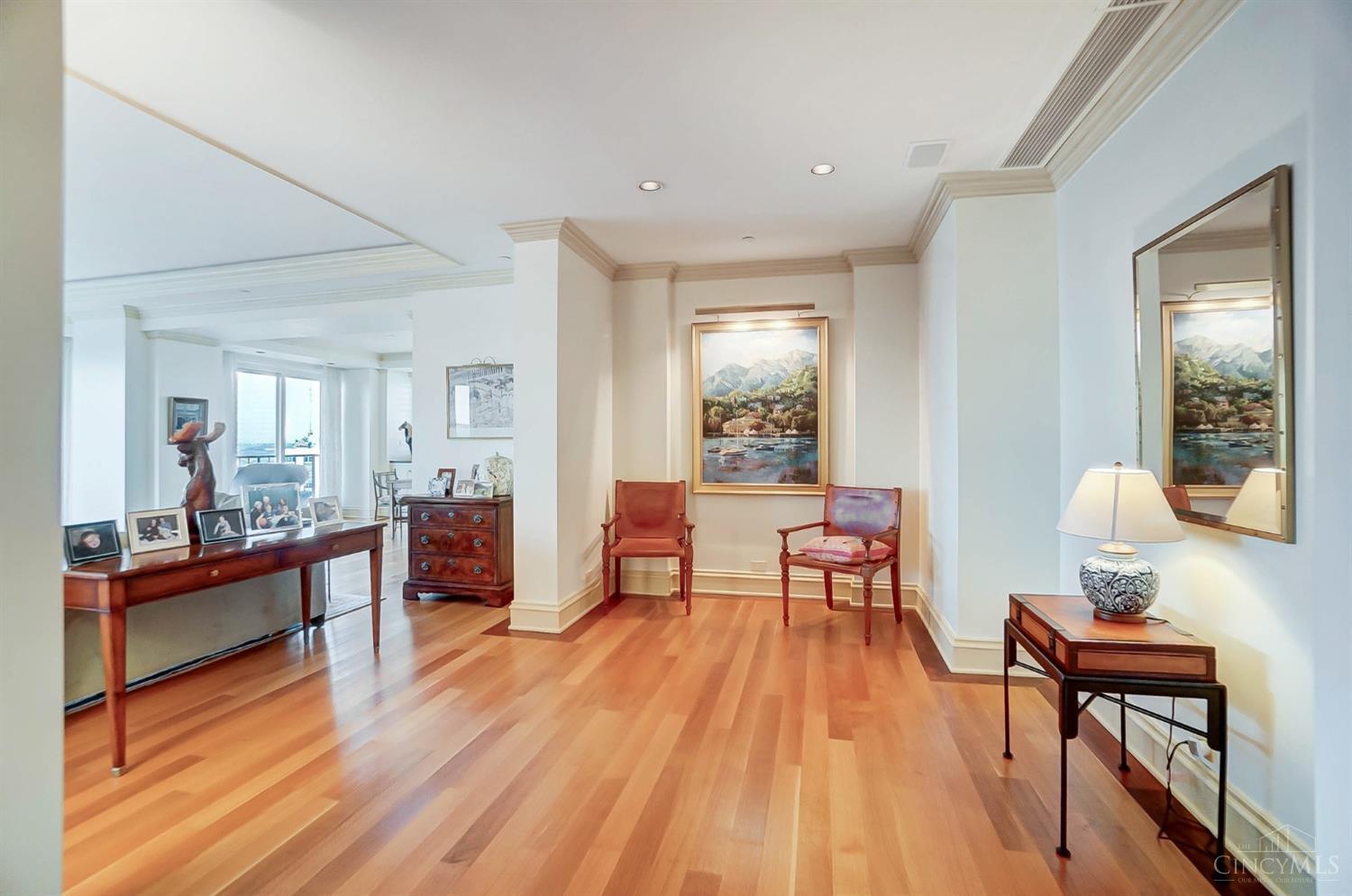 1201 Edgecliff Place 1210