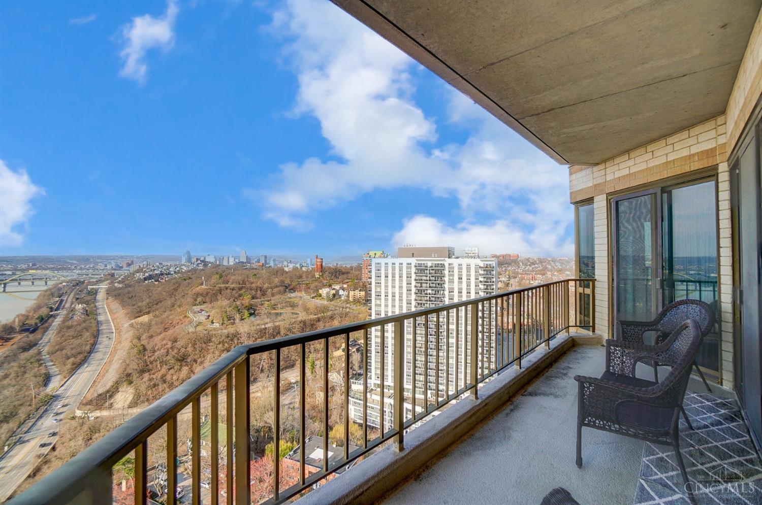 1201 Edgecliff Place 1210