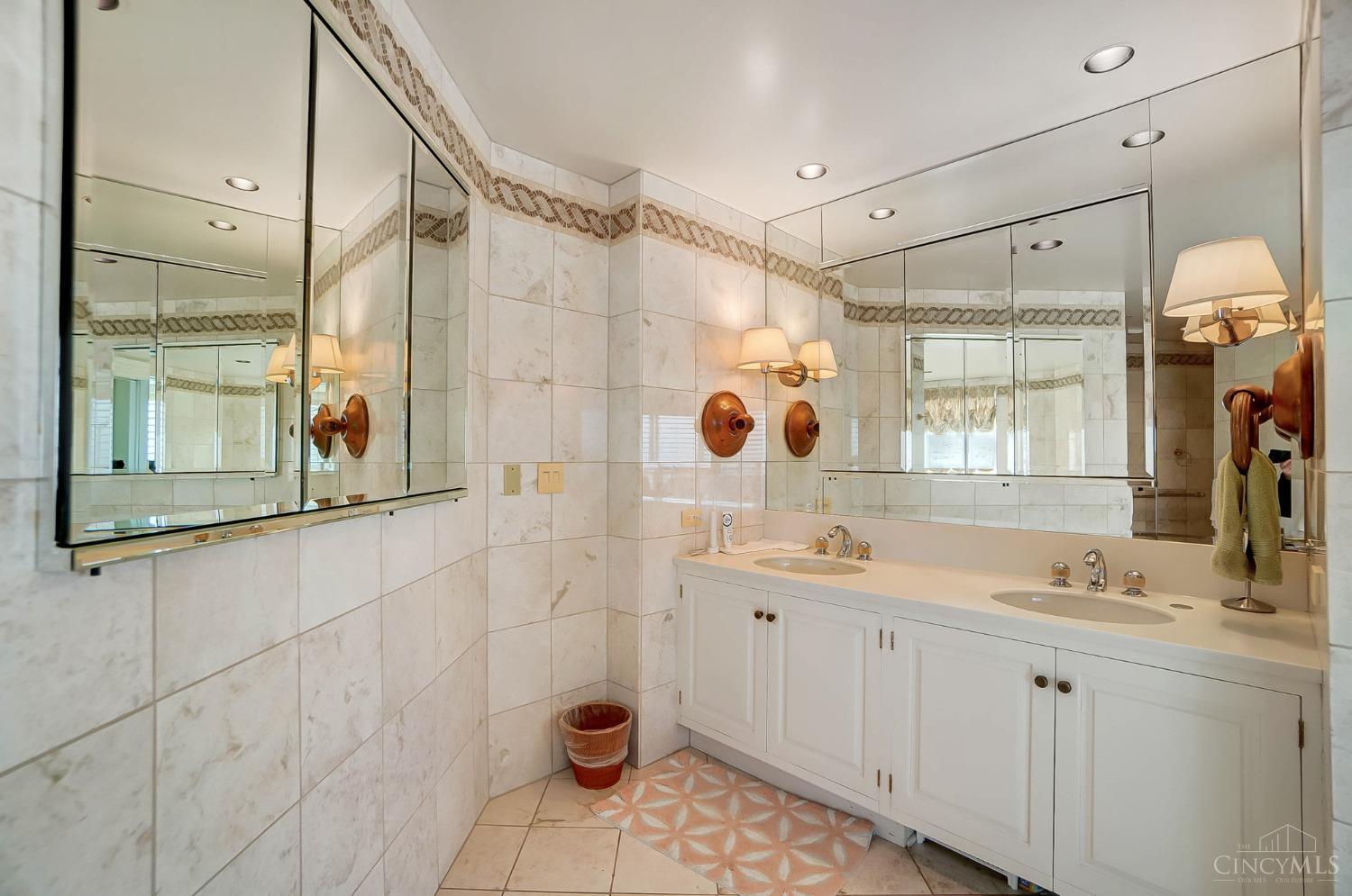 1201 Edgecliff Place 1210