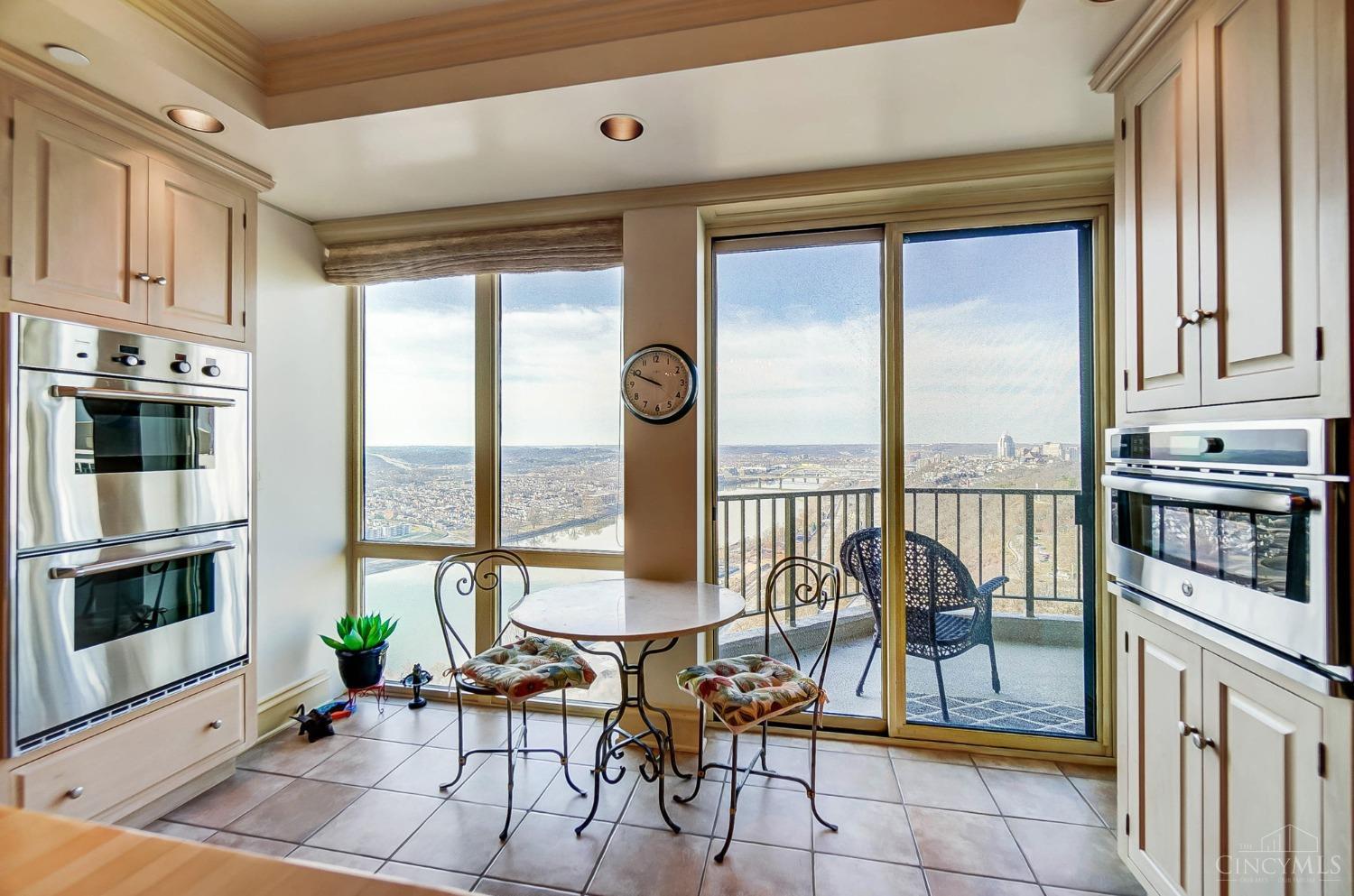 1201 Edgecliff Place 1210