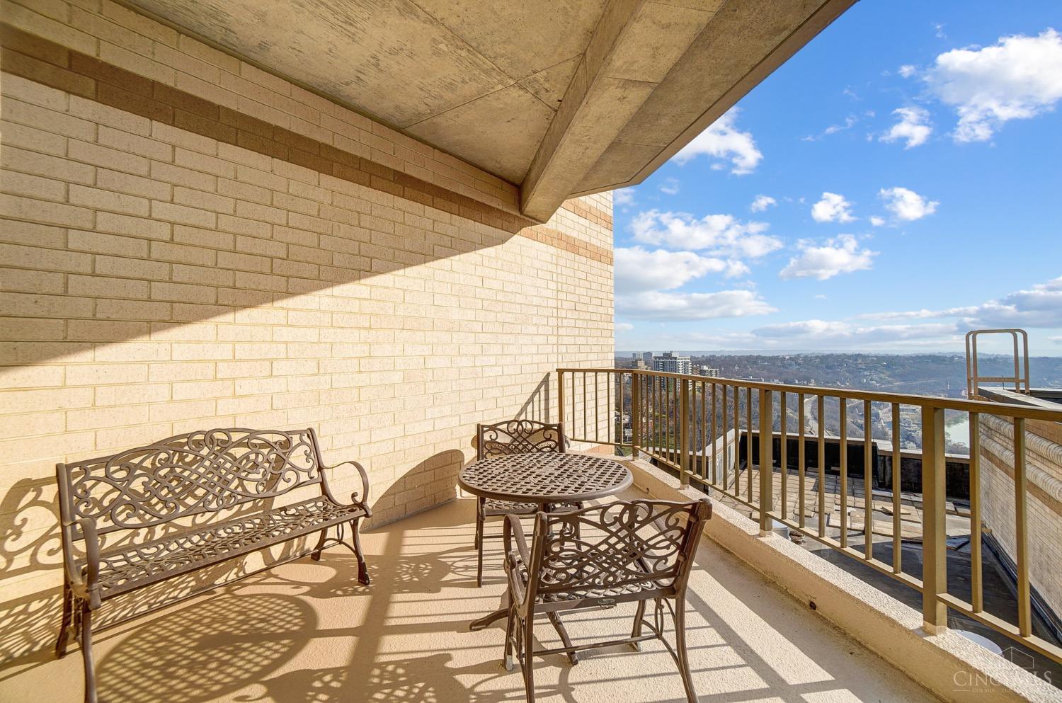 1201 Edgecliff Place 1210