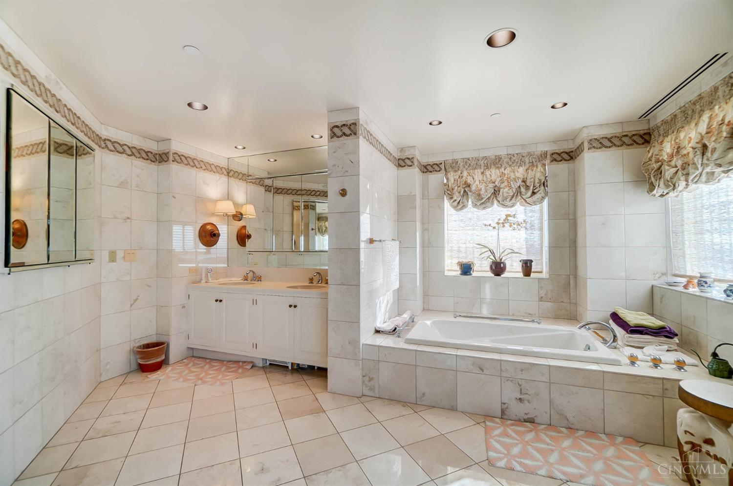 1201 Edgecliff Place 1210