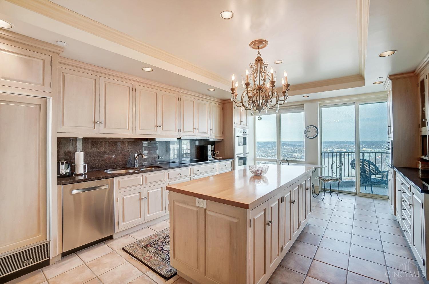 1201 Edgecliff Place 1210