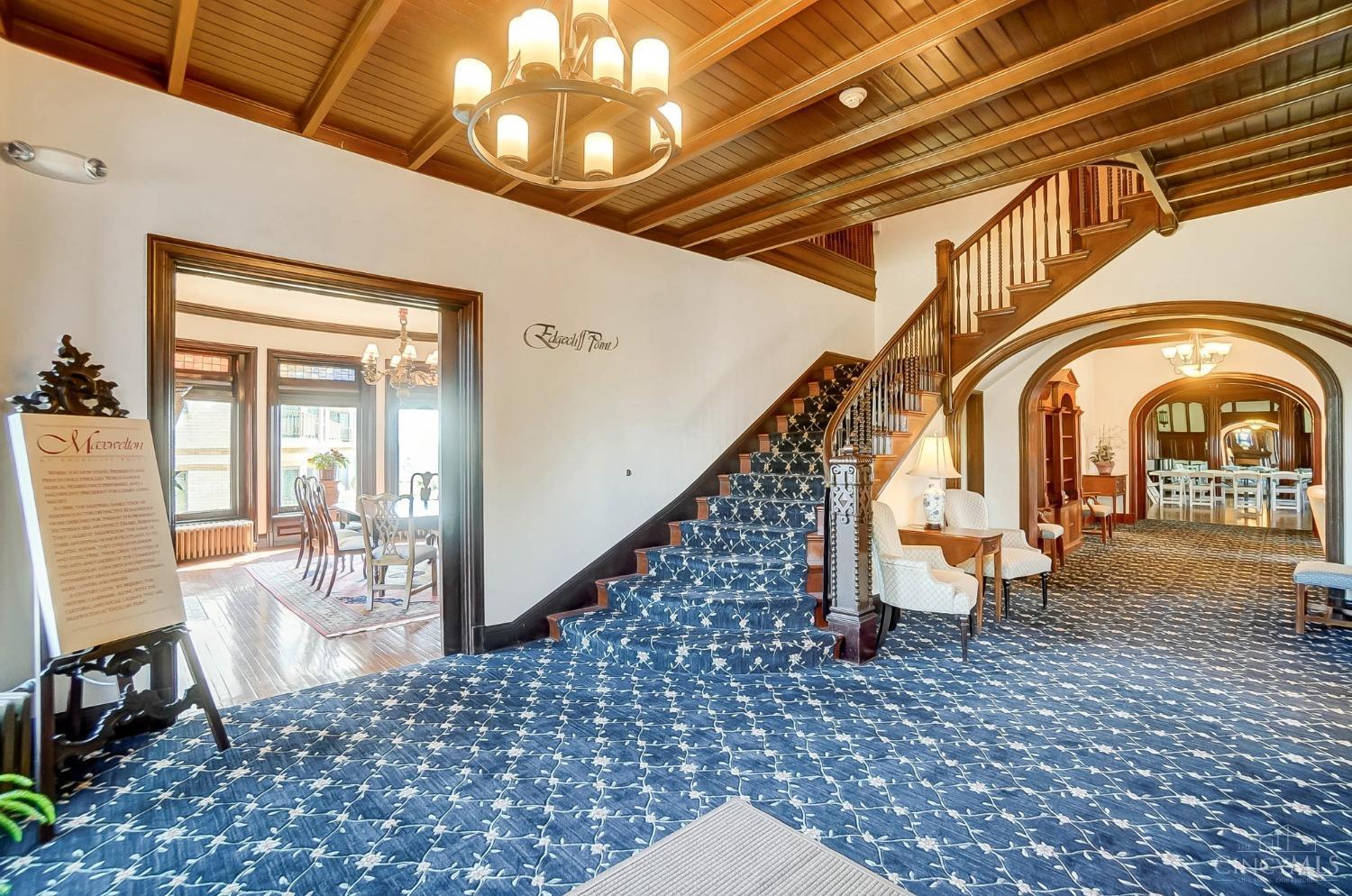 1201 Edgecliff Place 1210