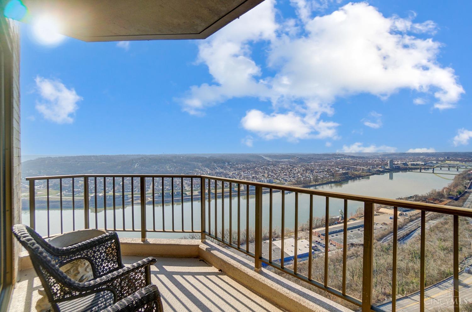 1201 Edgecliff Place 1210