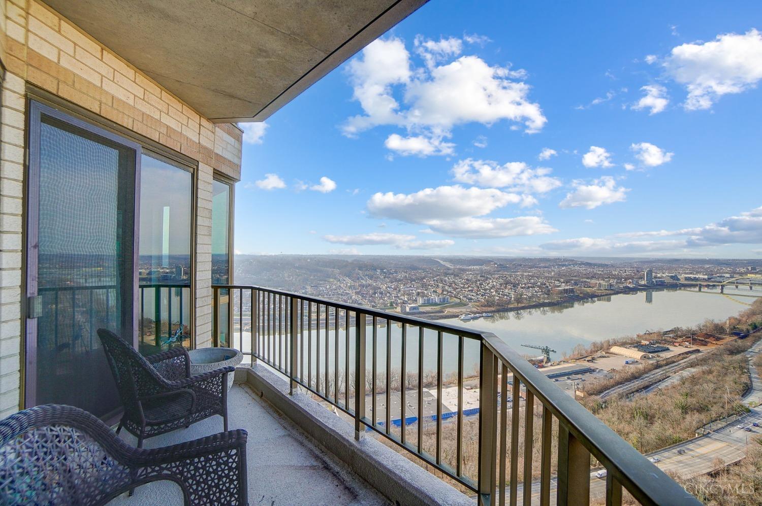 1201 Edgecliff Place 1210