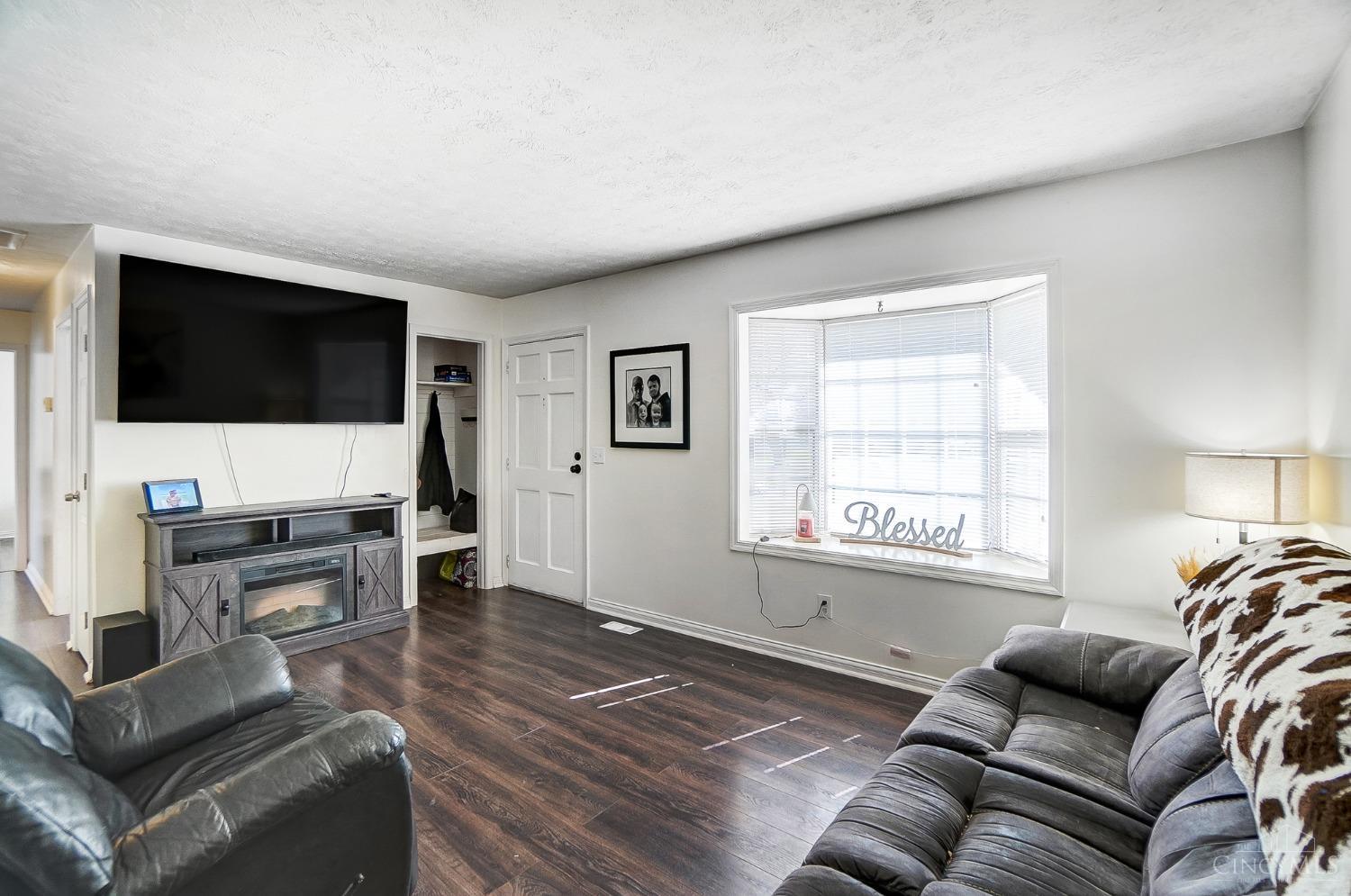 1512 Rolling Knoll Drive