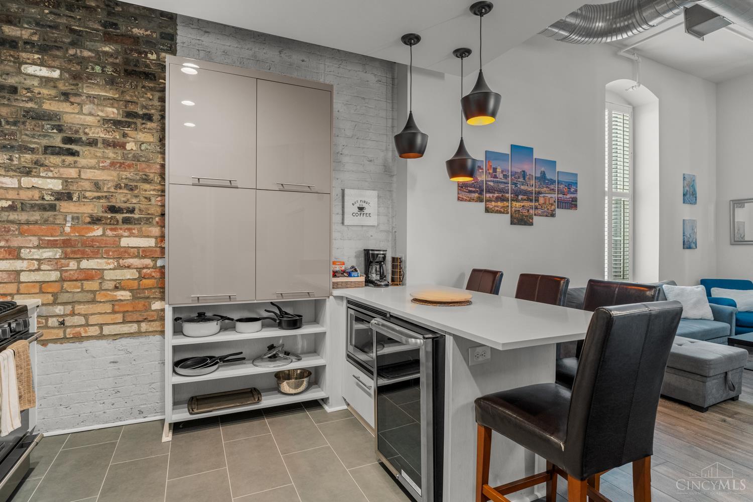 813 Broadway Avenue 203