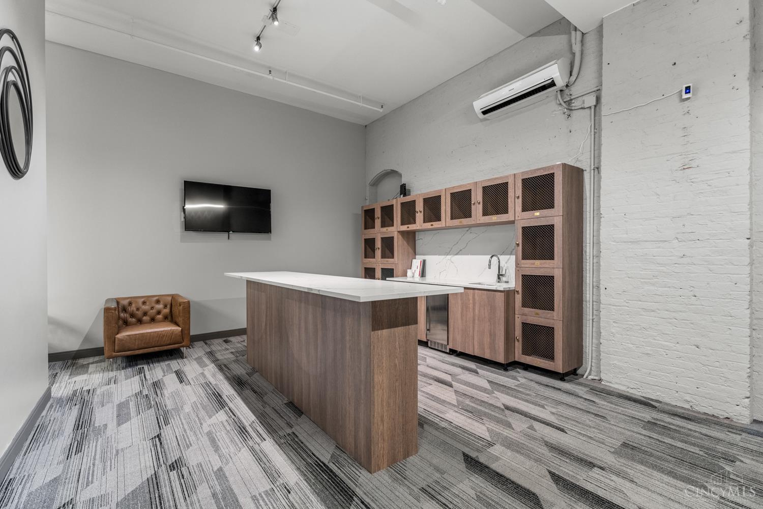 813 Broadway Avenue 203