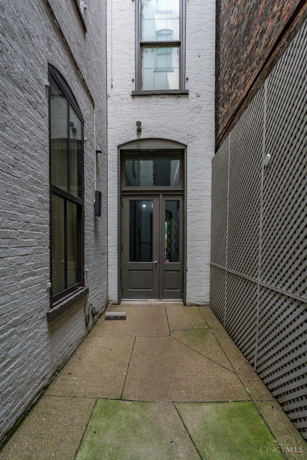 813 Broadway Avenue 203
