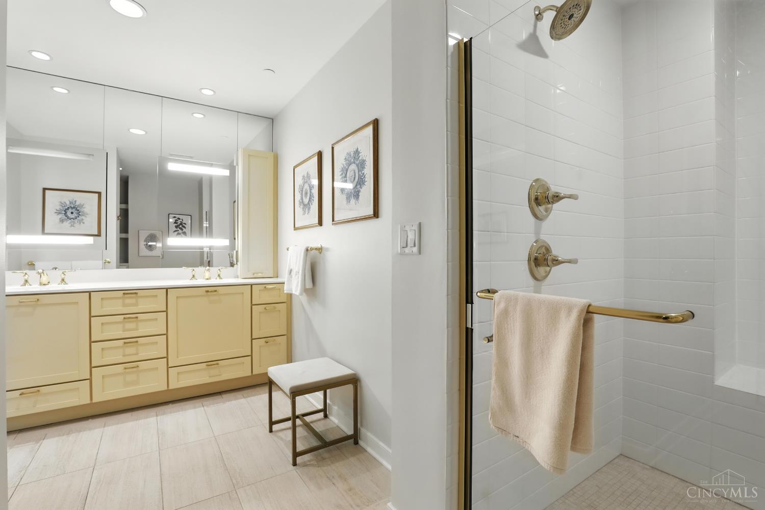 1201 Edgecliff Place 1083