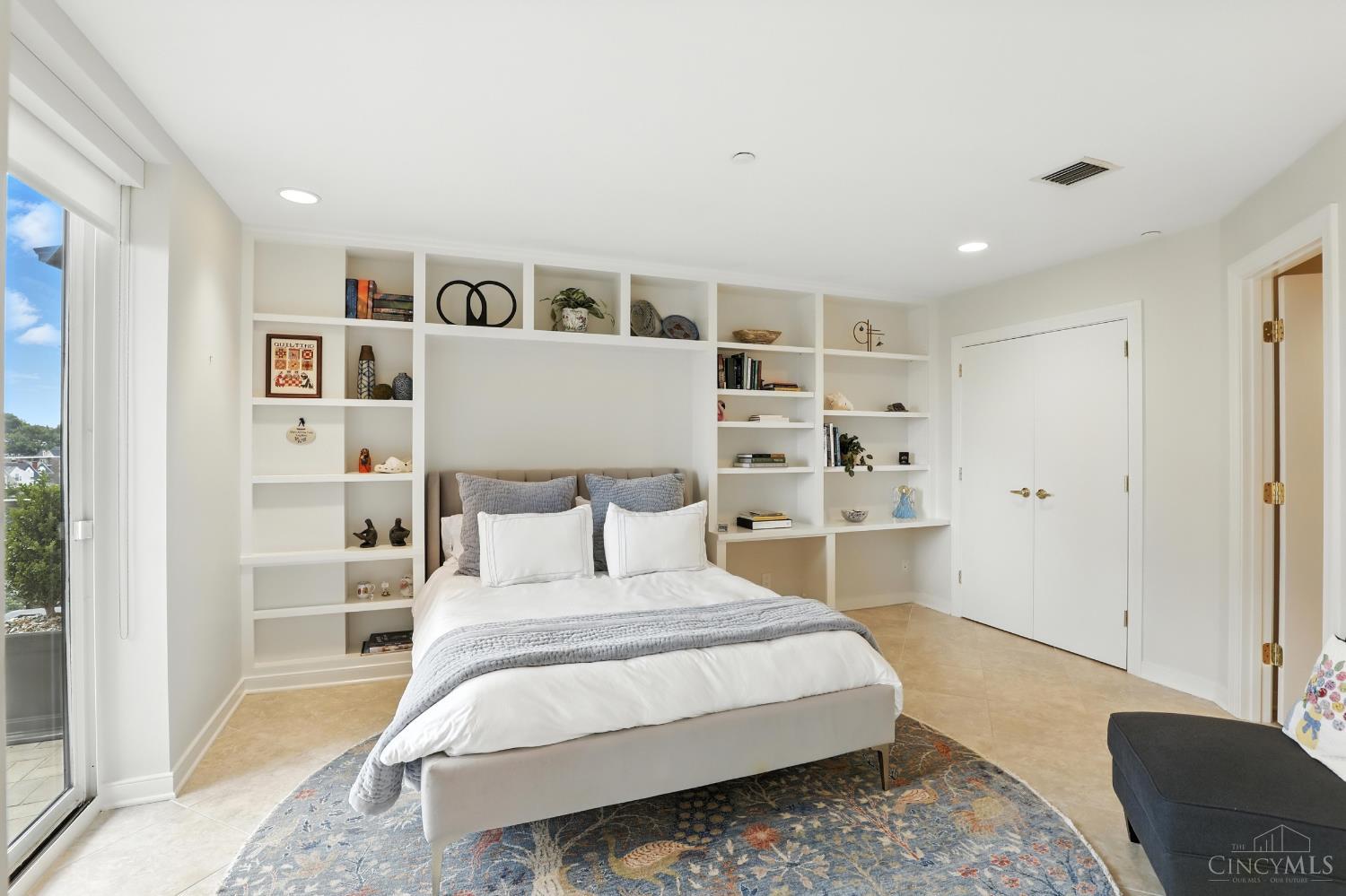 1201 Edgecliff Place 1083