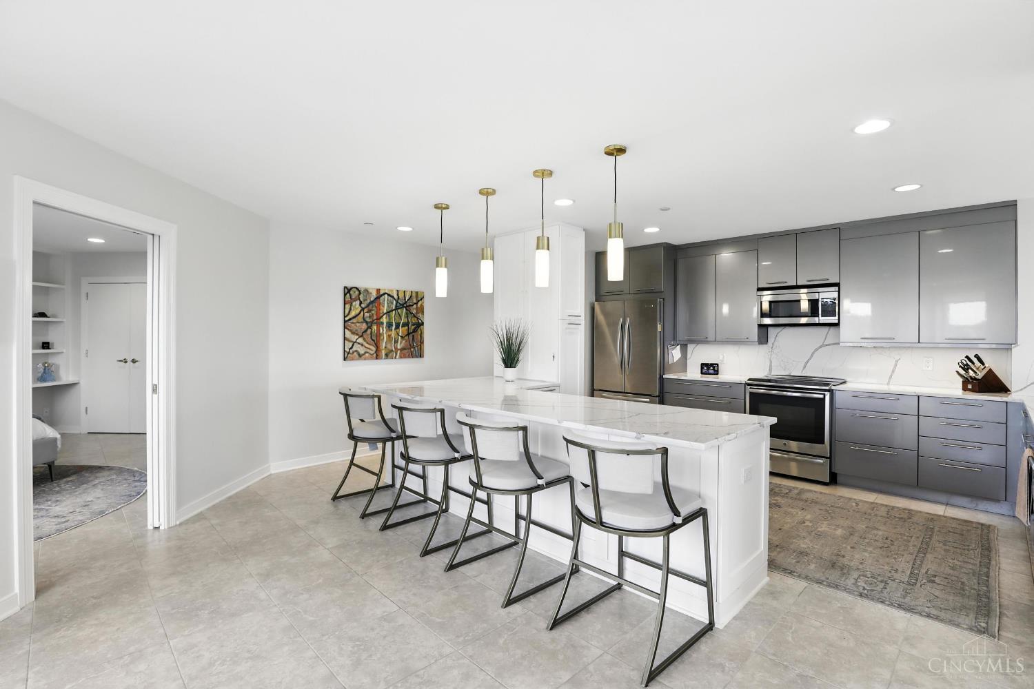 1201 Edgecliff Place 1083