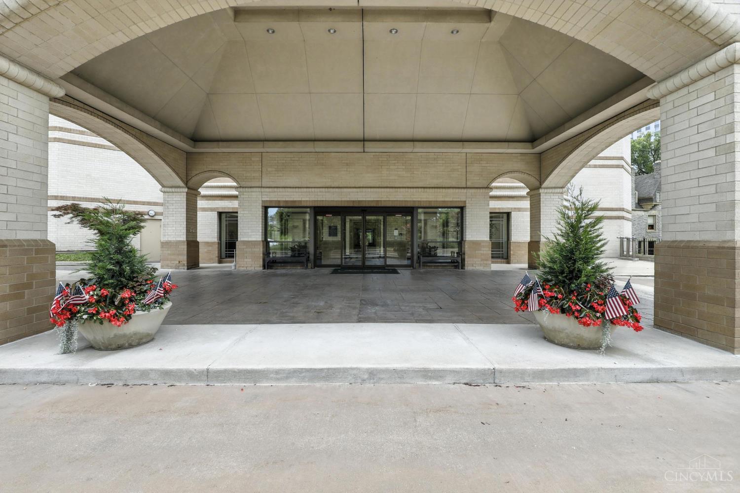 1201 Edgecliff Place 1083