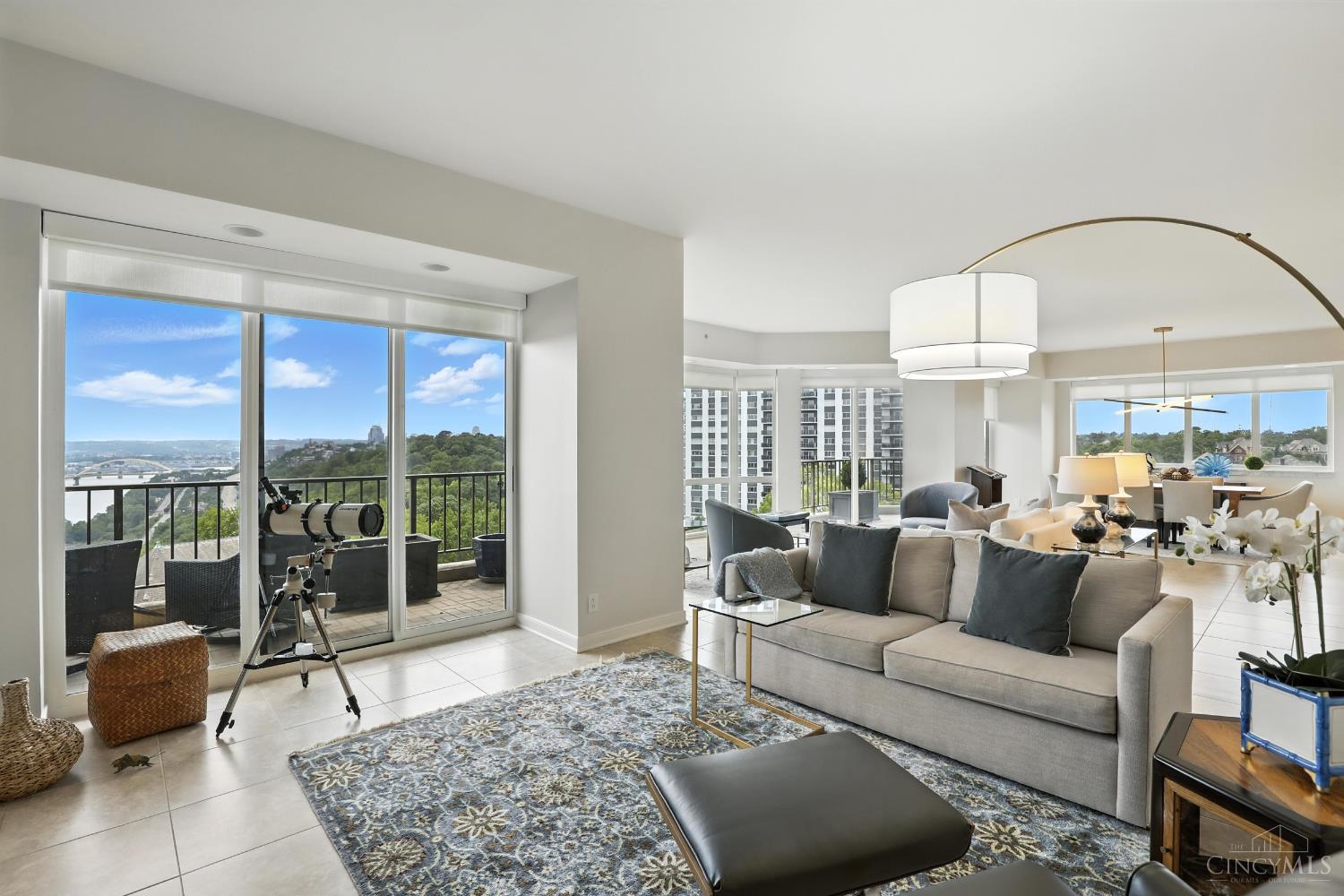 1201 Edgecliff Place 1083