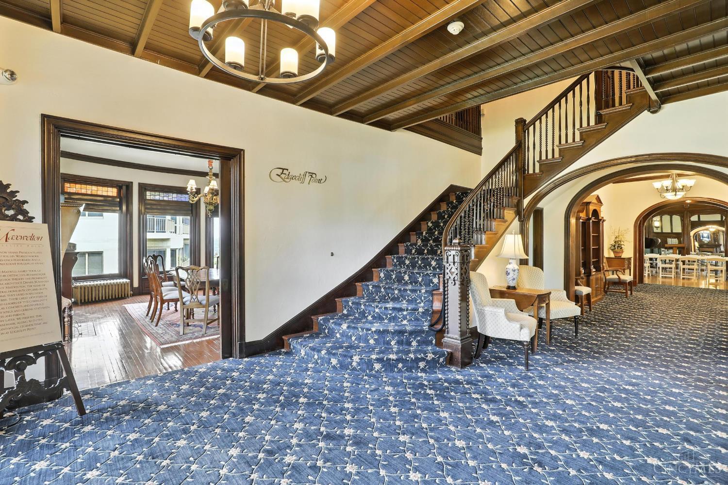 1201 Edgecliff Place 1083