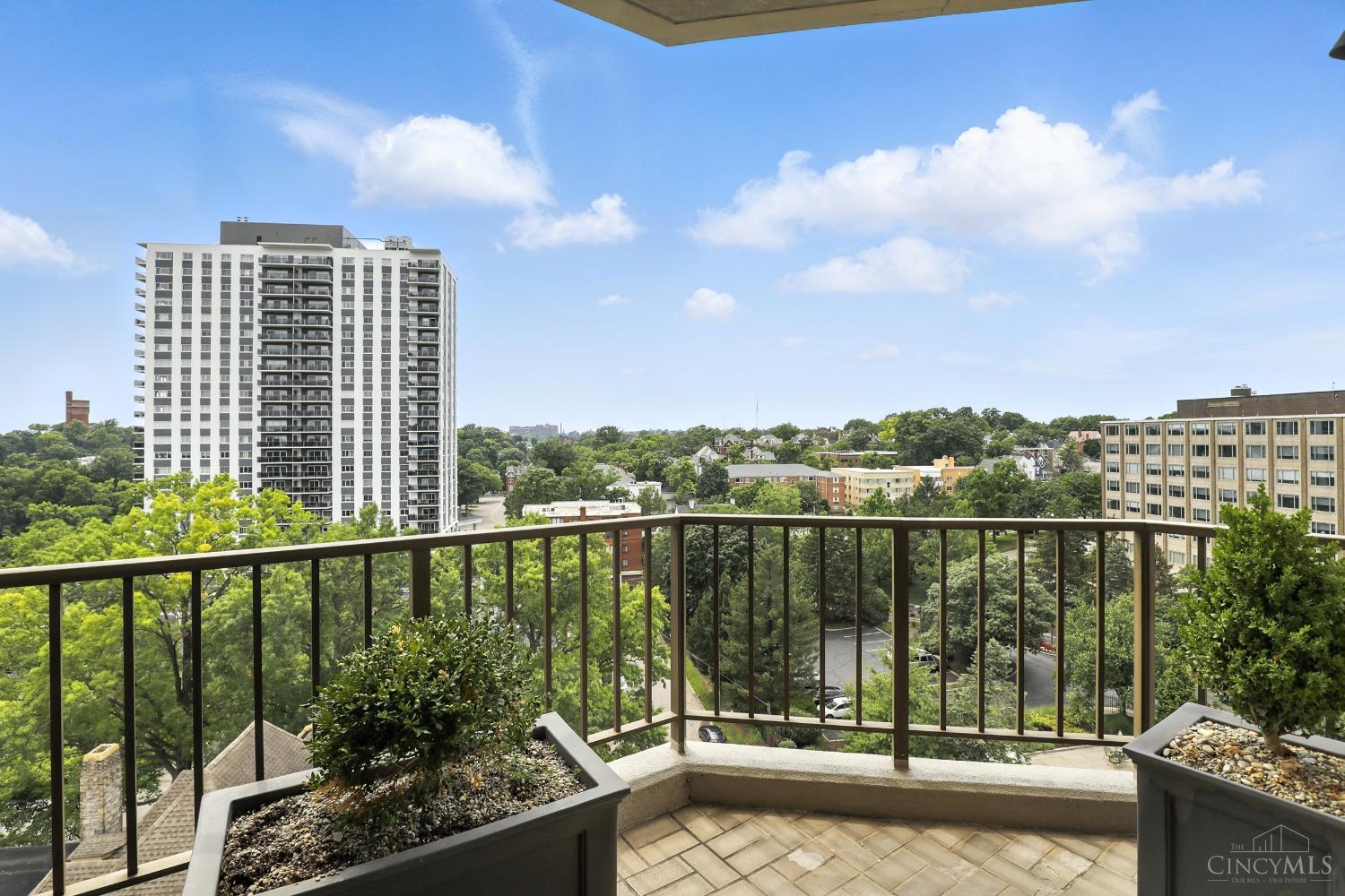 1201 Edgecliff Place 1083