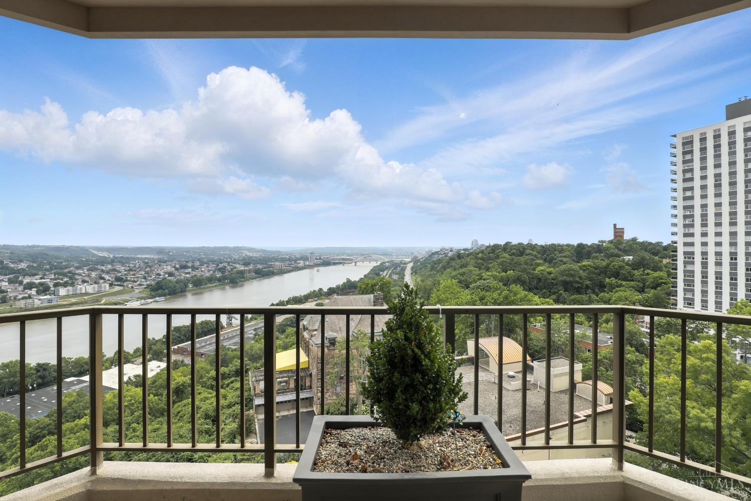 1201 Edgecliff Place 1083