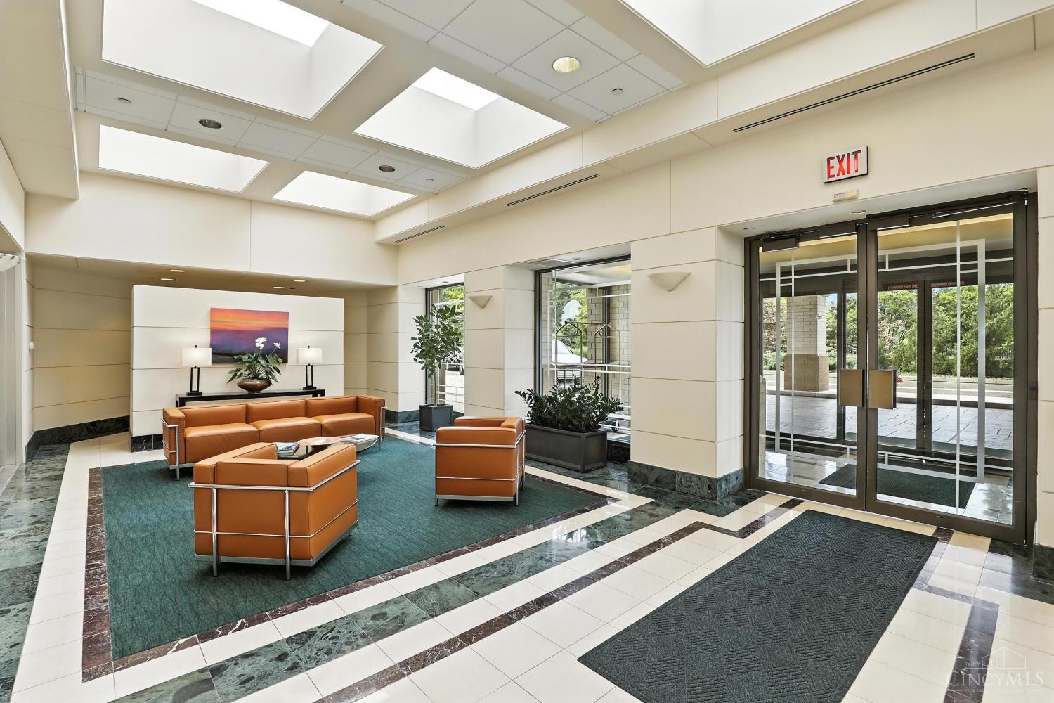 1201 Edgecliff Place 1083