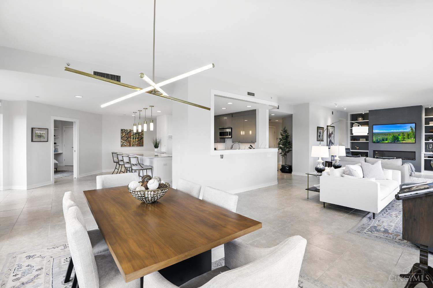1201 Edgecliff Place 1083