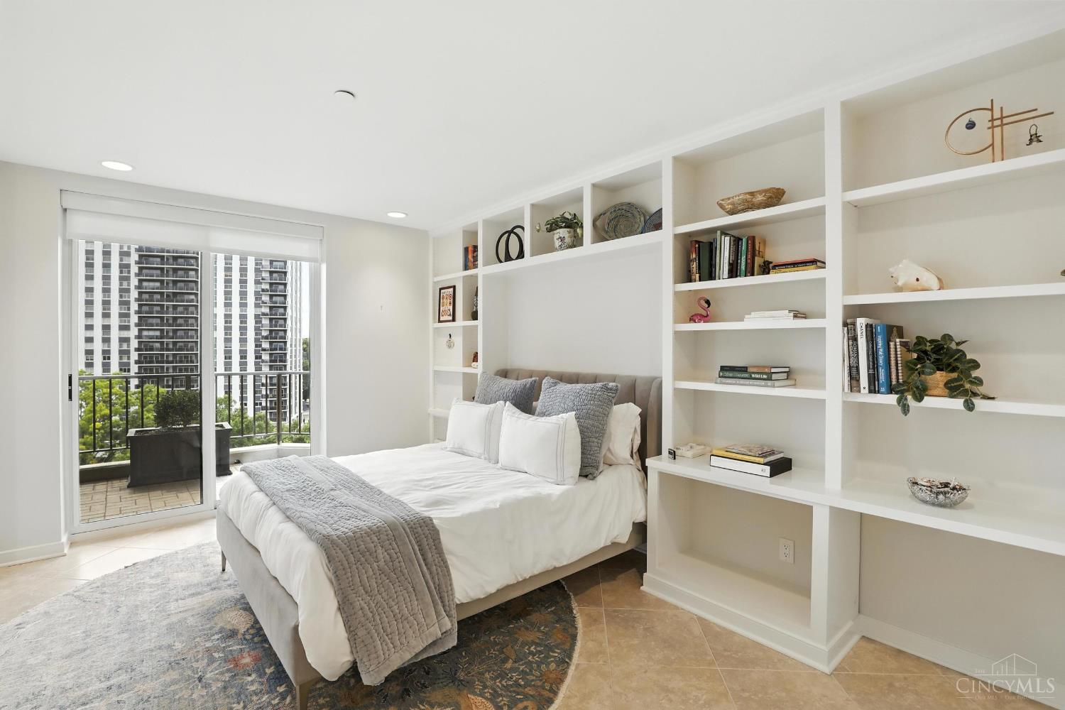 1201 Edgecliff Place 1083