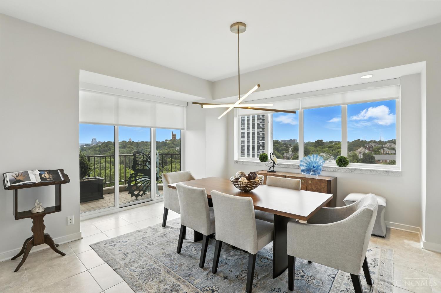 1201 Edgecliff Place 1083