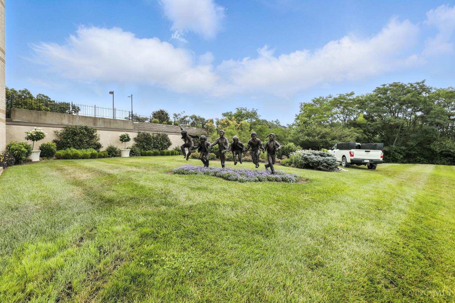 1201 Edgecliff Place 1083