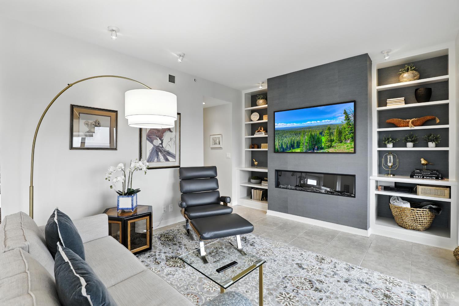 1201 Edgecliff Place 1083