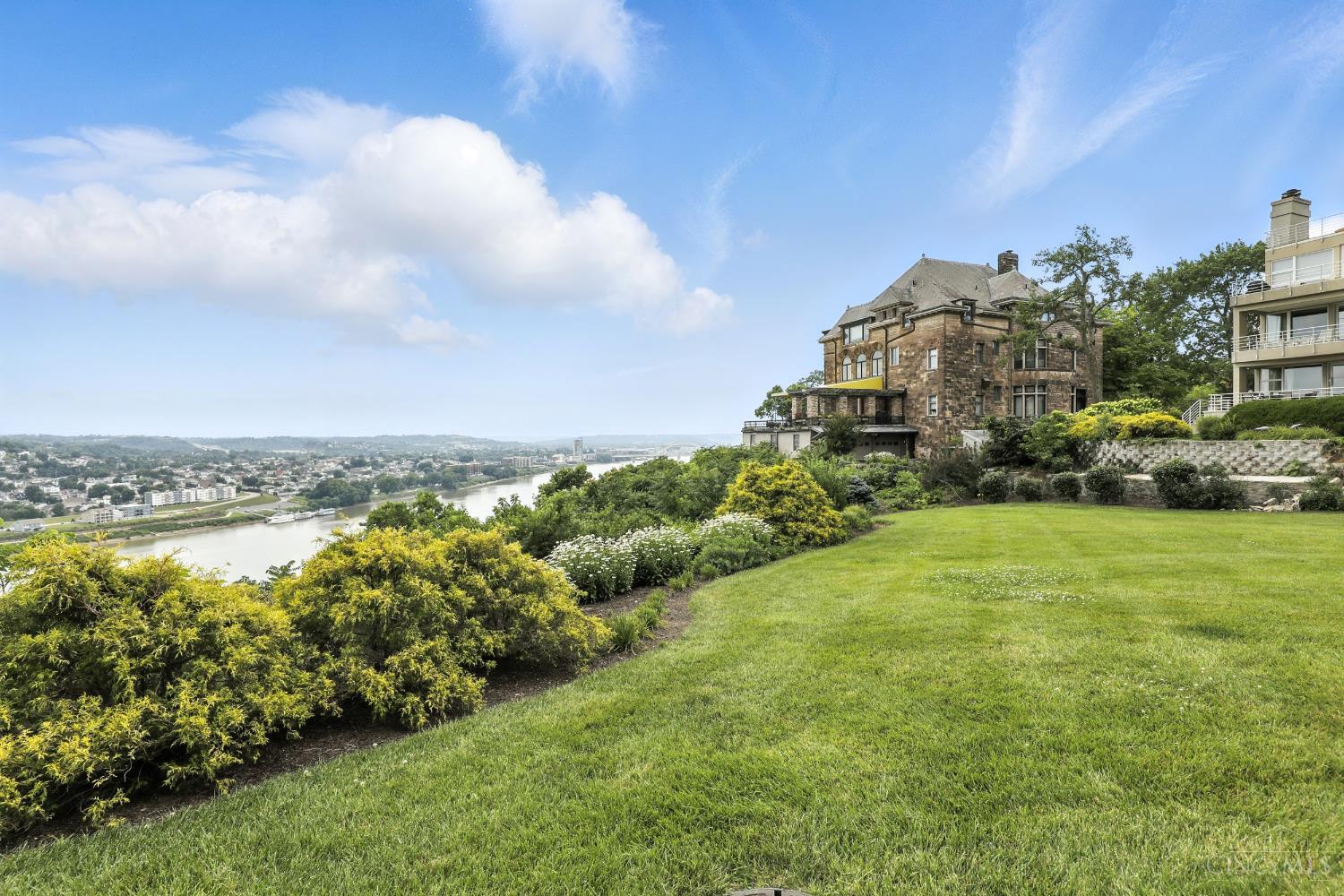 1201 Edgecliff Place 1083