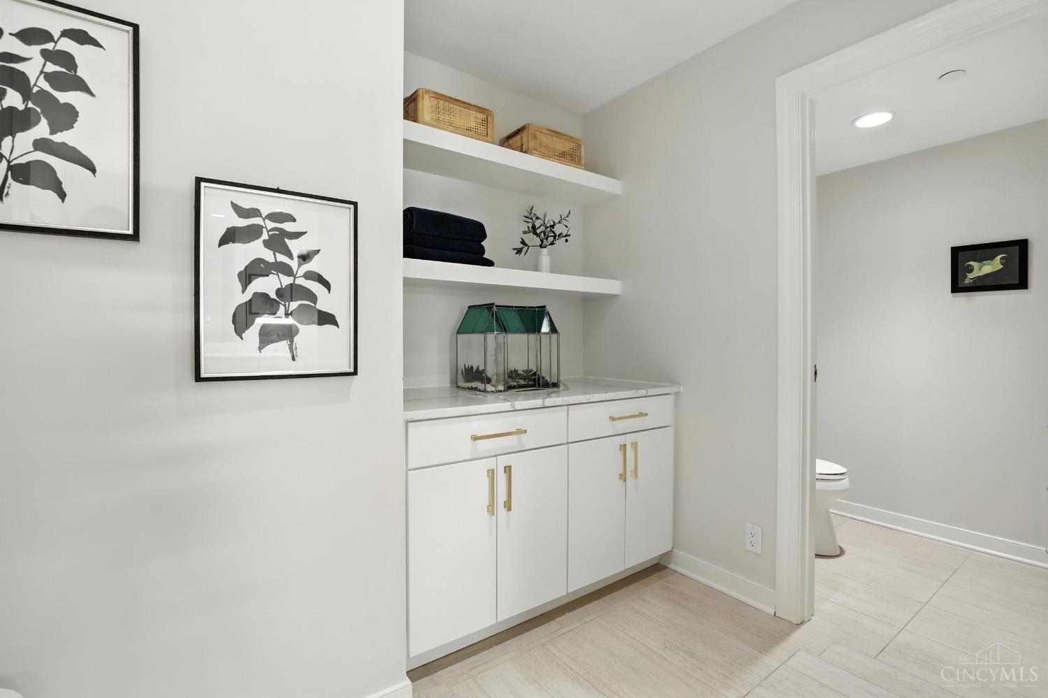 1201 Edgecliff Place 1083