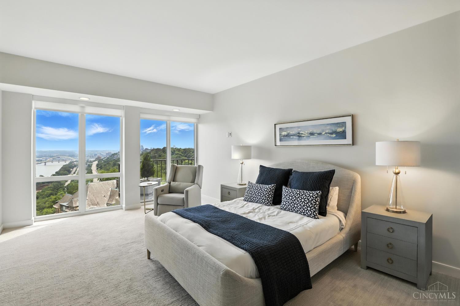 1201 Edgecliff Place 1083