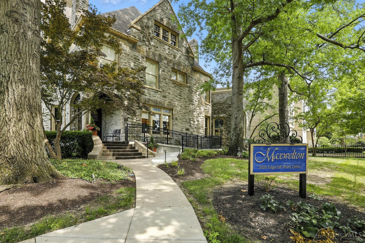 1201 Edgecliff Place 1083