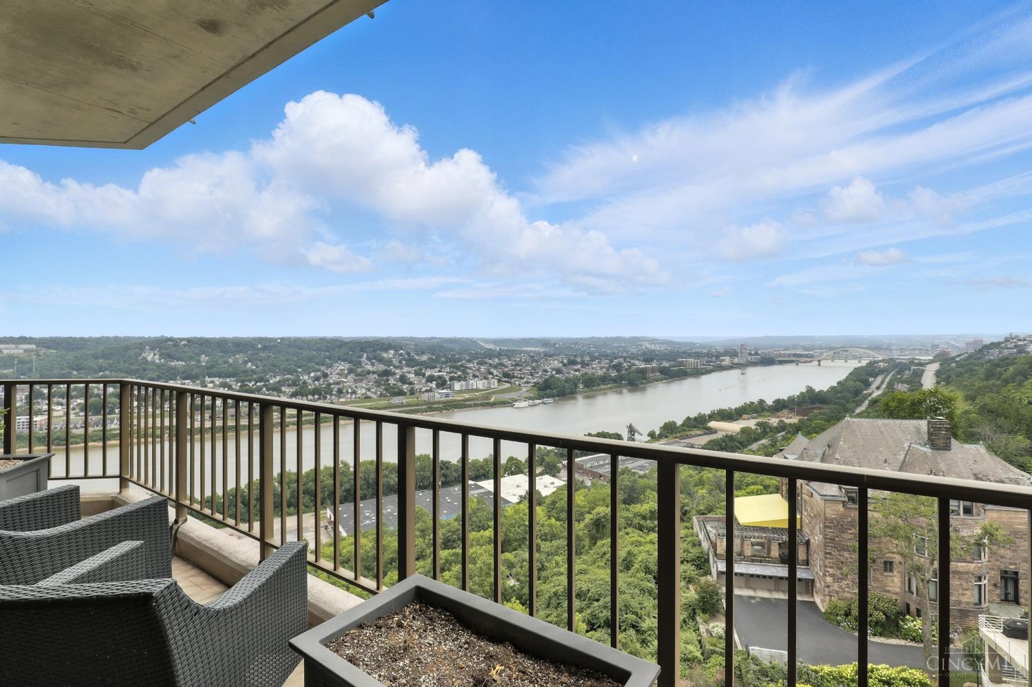 1201 Edgecliff Place 1083