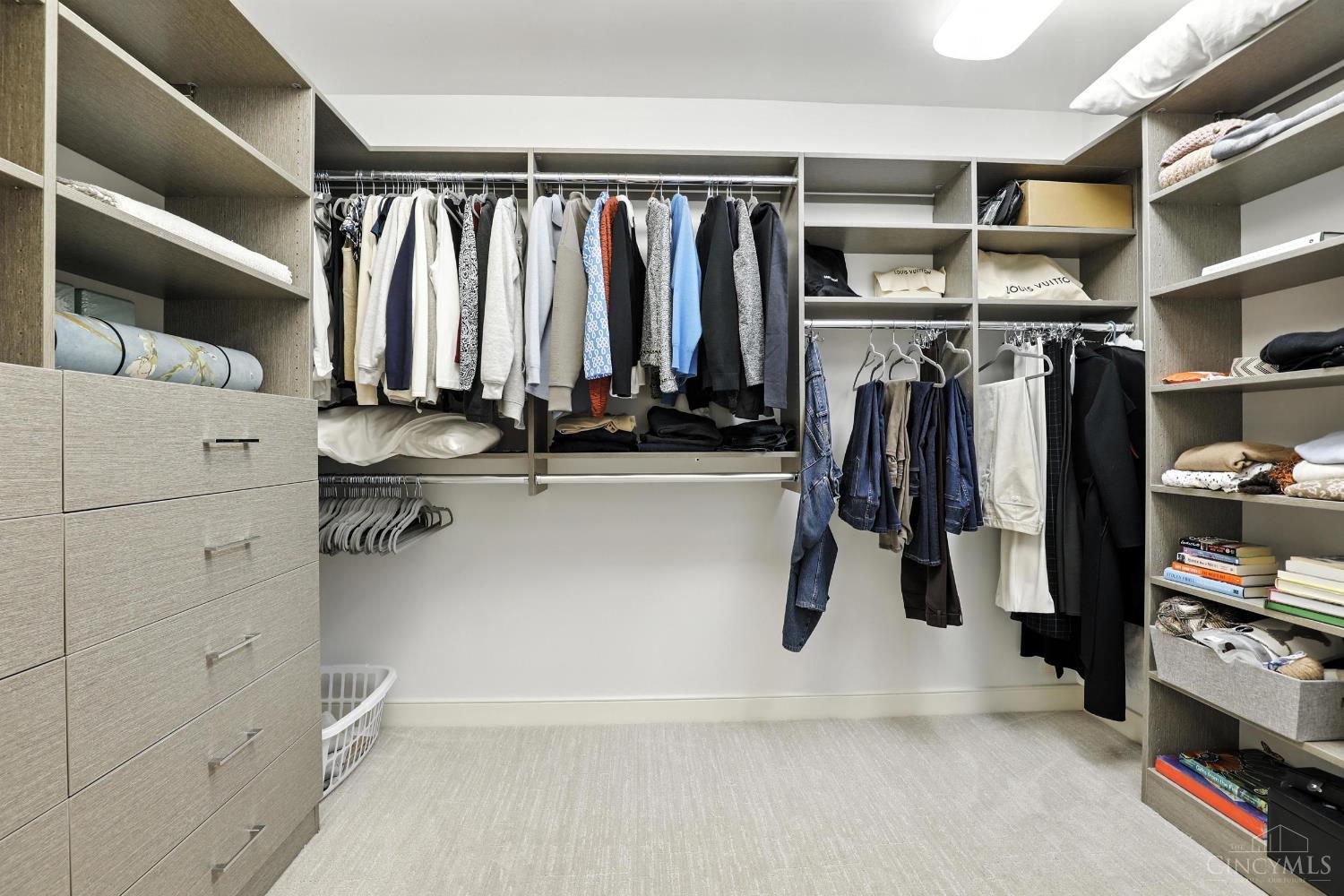 1201 Edgecliff Place 1083