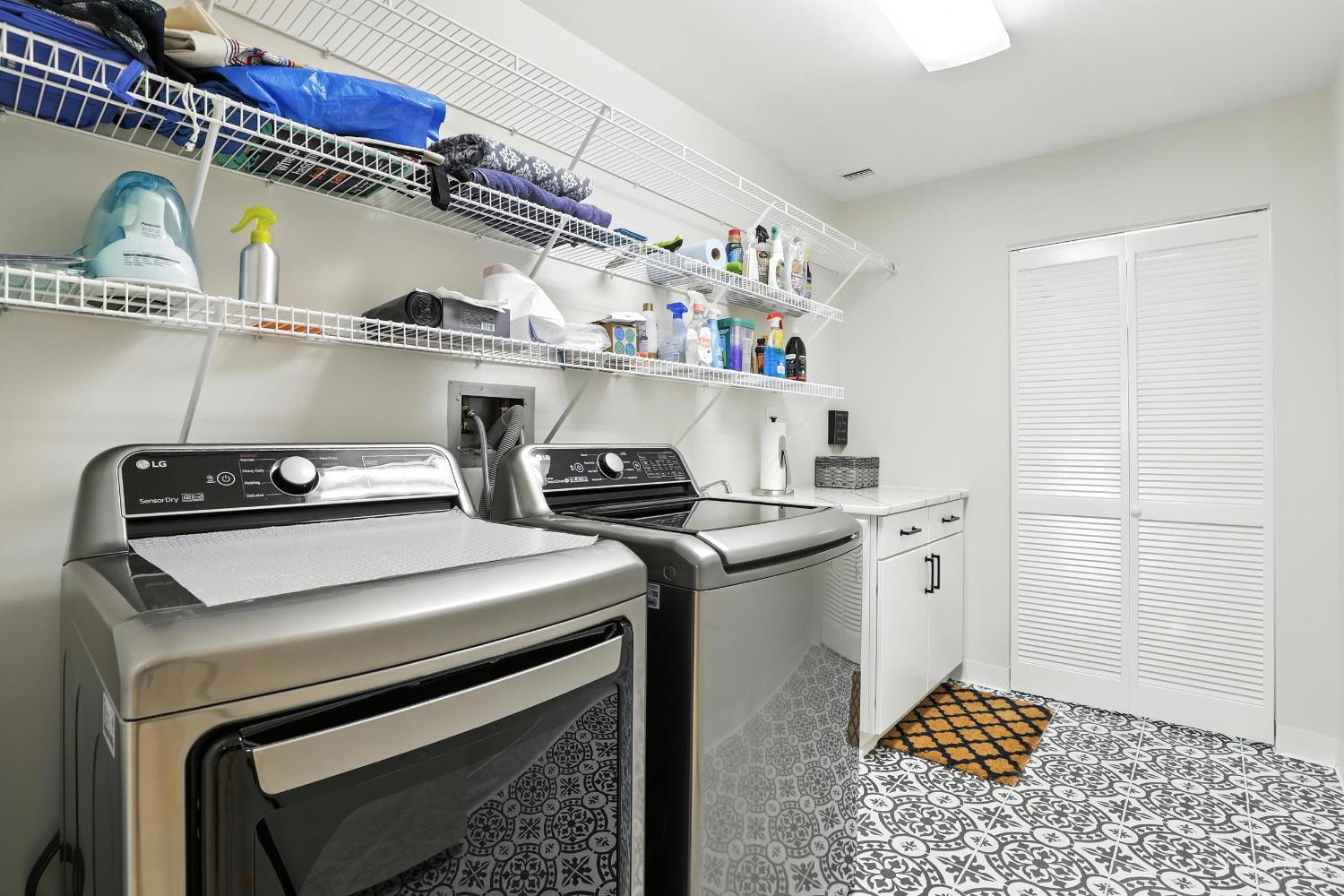1201 Edgecliff Place 1083