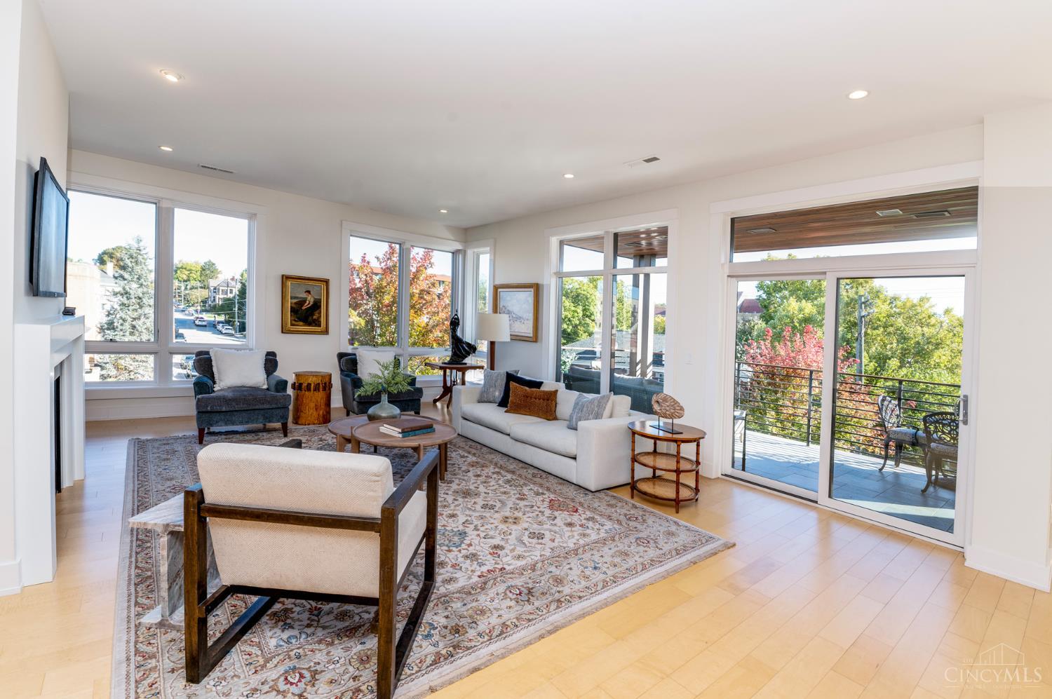 2770 Observatory Avenue 204