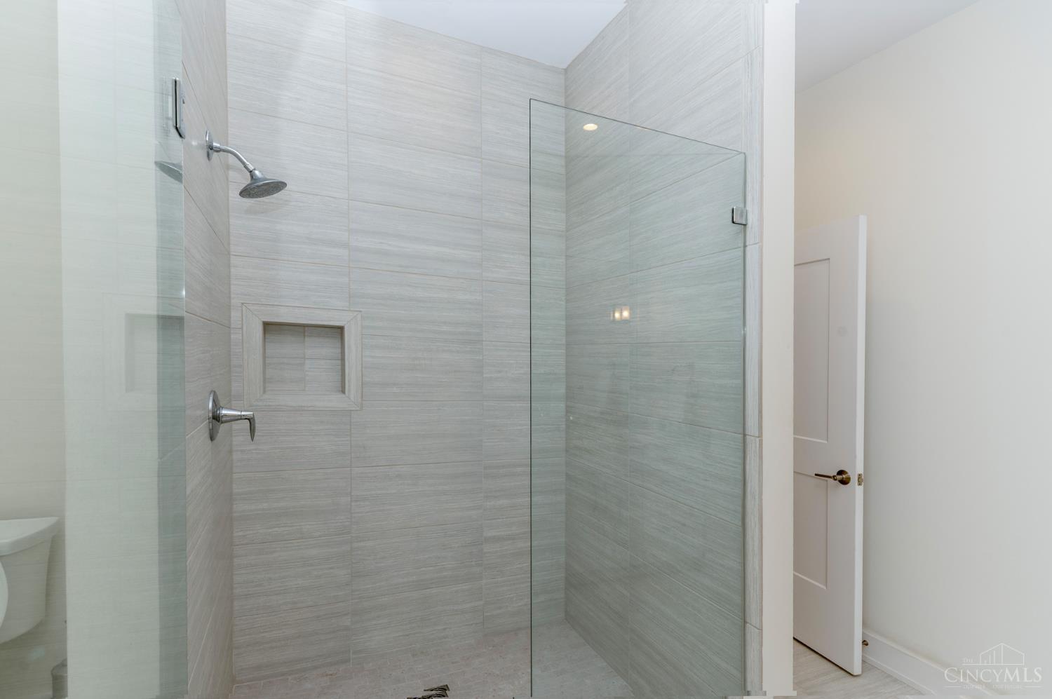 2770 Observatory Avenue 204