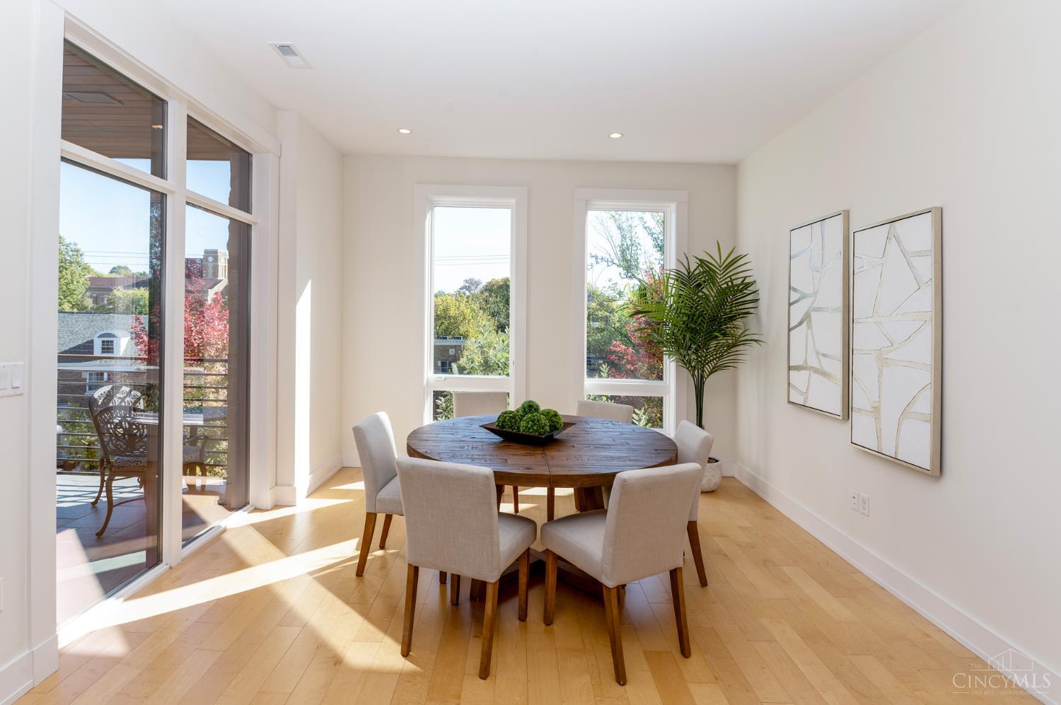 2770 Observatory Avenue 204