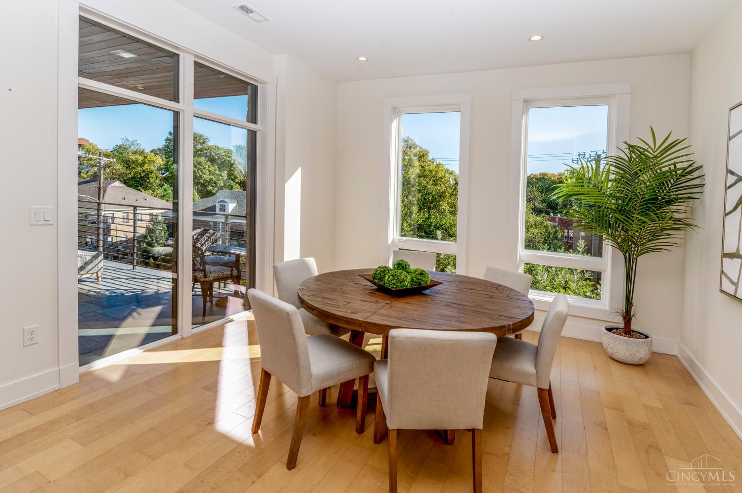 2770 Observatory Avenue 204