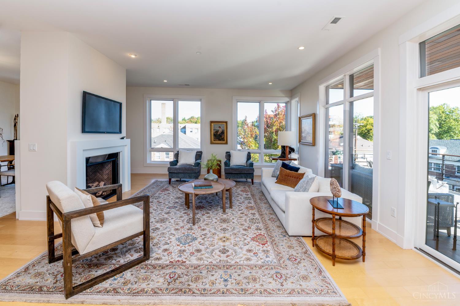 2770 Observatory Avenue 204