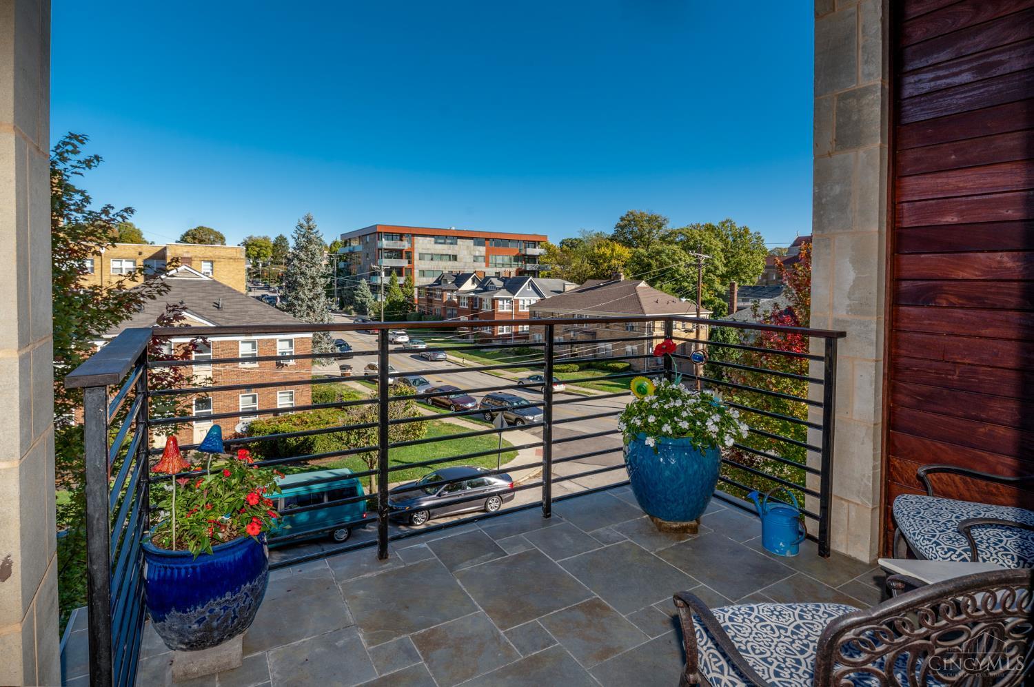 2770 Observatory Avenue 204