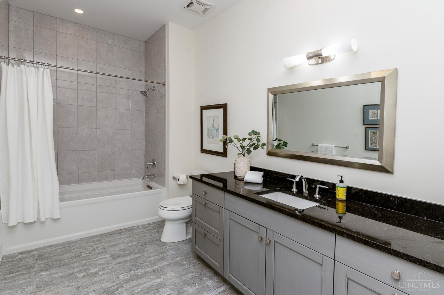 2770 Observatory Avenue 204