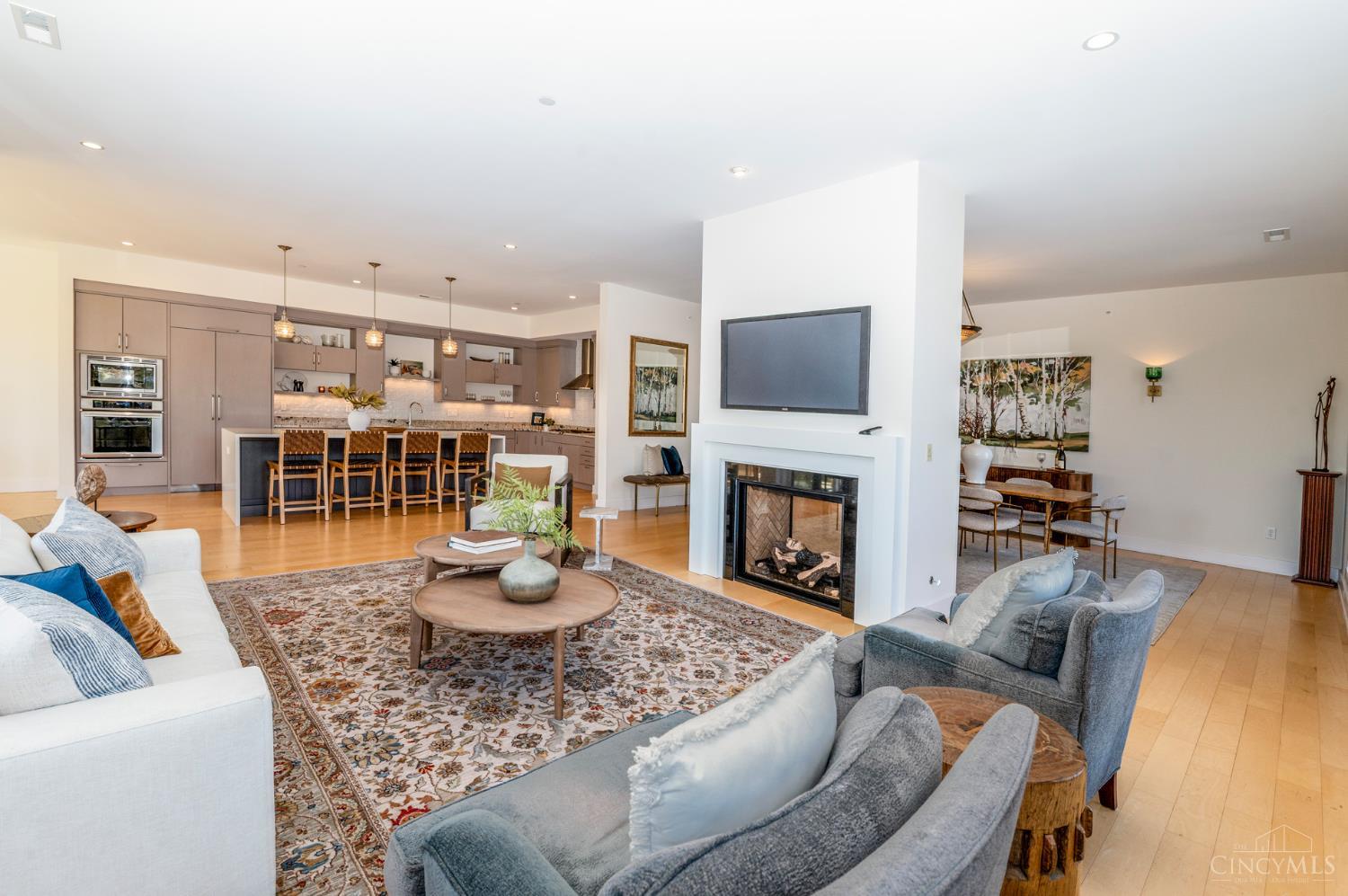 2770 Observatory Avenue 204