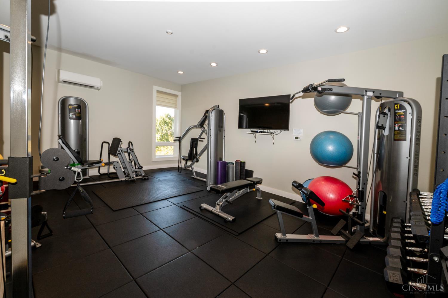 2770 Observatory Avenue 204