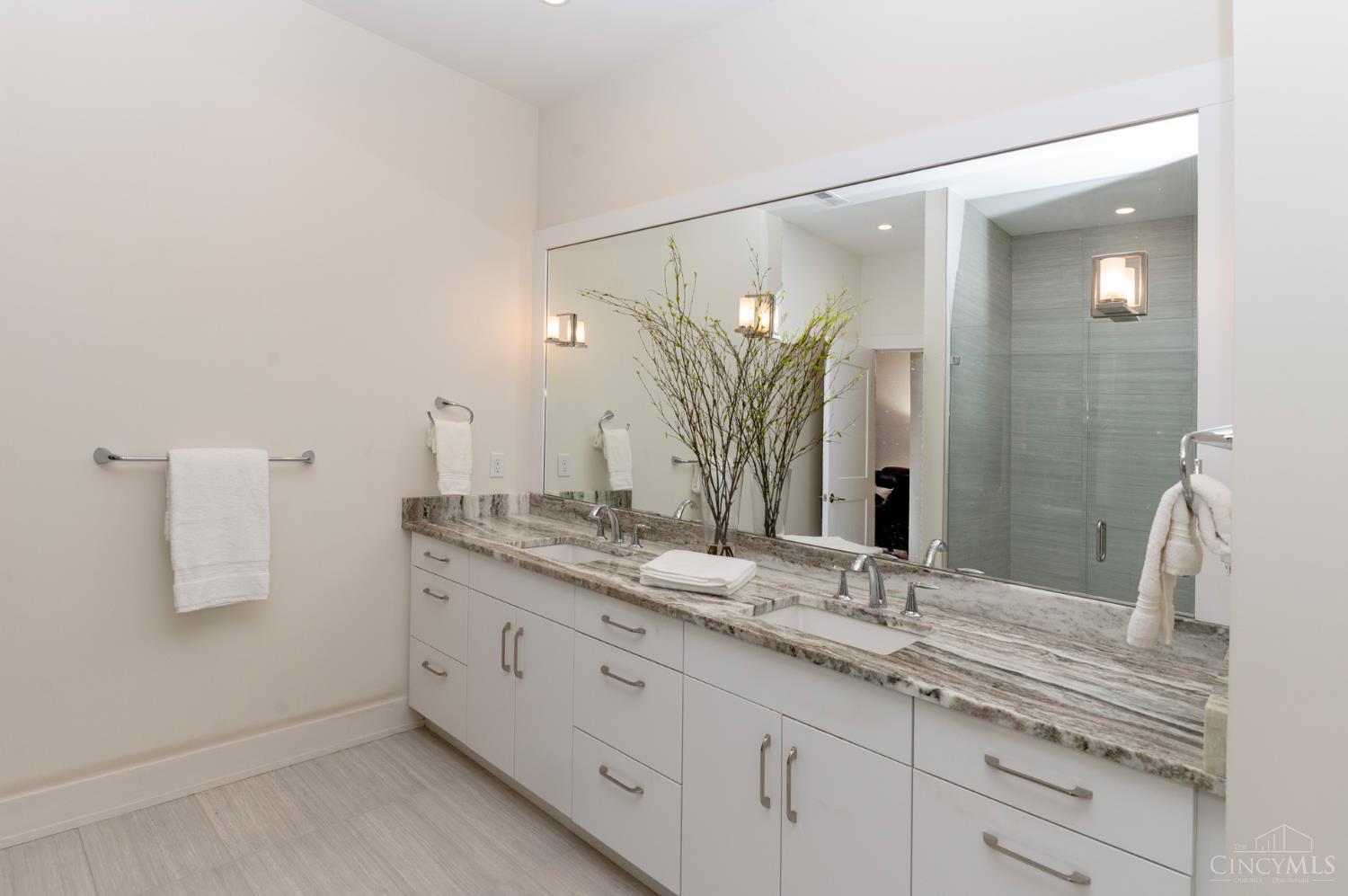 2770 Observatory Avenue 204