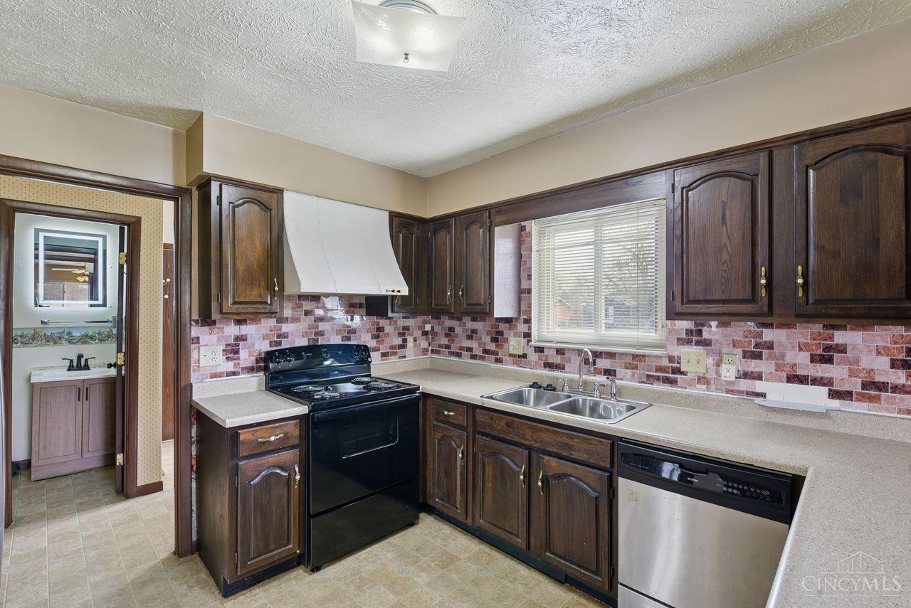 1600 Woodhall Court