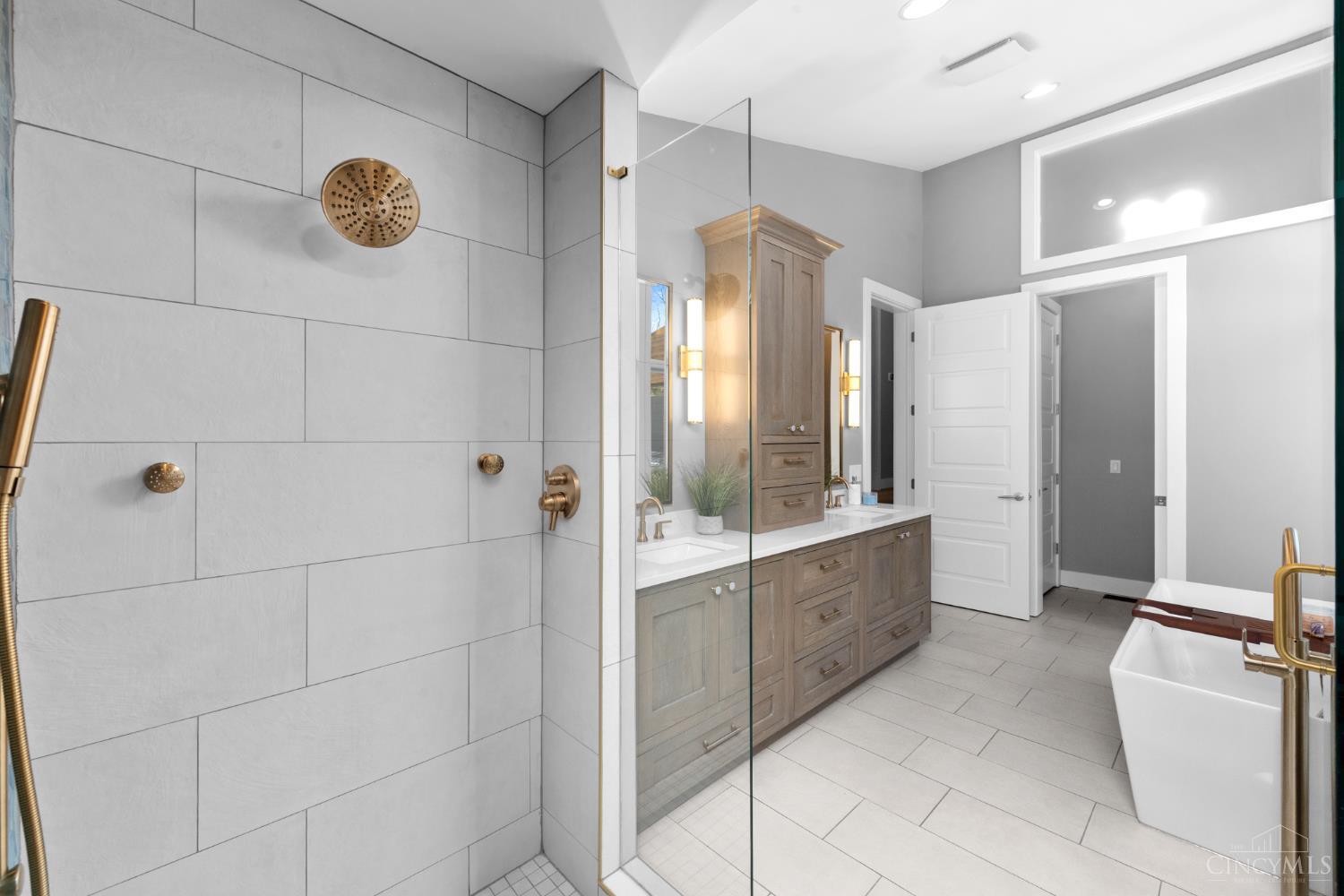 8675 Camargo Club Drive