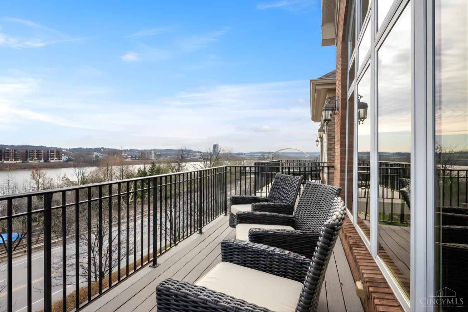 1464 Riverside Drive